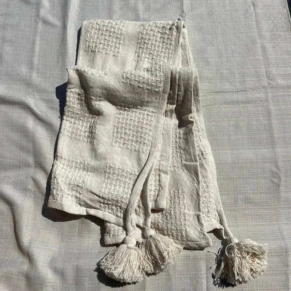 Home Decor - Accents - Tufted Throw Blanket w/ Tassel Trim - 50x60 - Picture 4 of 6